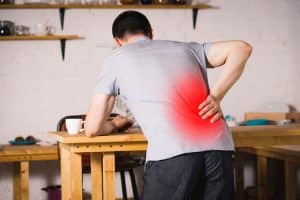 Rückenschmerzen durch Bewegungsmangel, falsche Haltung und Übergewicht